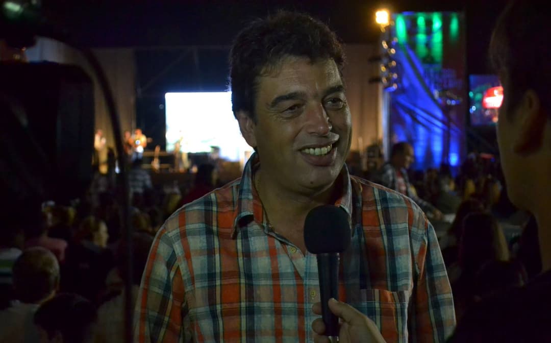 Daniel dando una nota en el Festival del Fogon y el Lago